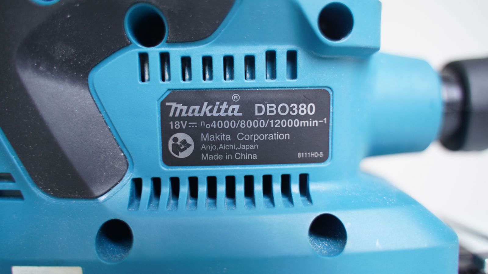 may-cha-nham-dung-pin-18v-makita-dbo380z